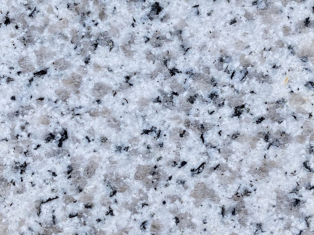 Voluptuoso Granito G355 Creek White para encimeras y planchas