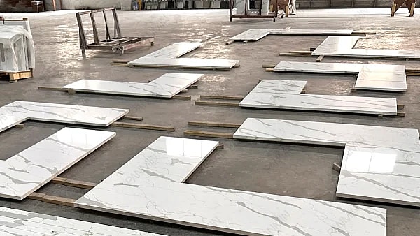 Superficie de cuarzo modelo PMC1930GJ para proyecto comercial, fabricada en Camboya