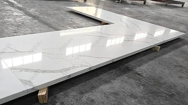 Superficie de cuarzo modelo PMC2687GJ para proyecto comercial, fabricada en Camboya