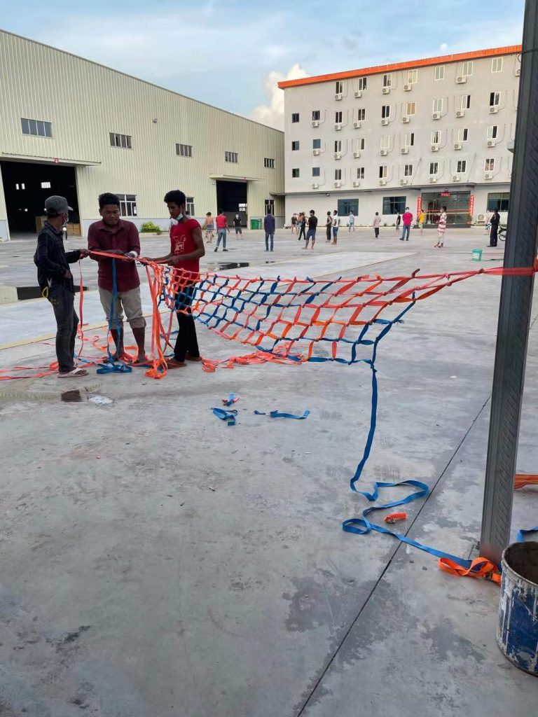 Cambodian Zulite Stone organiza un juego de Volleyball contra el Covid-19